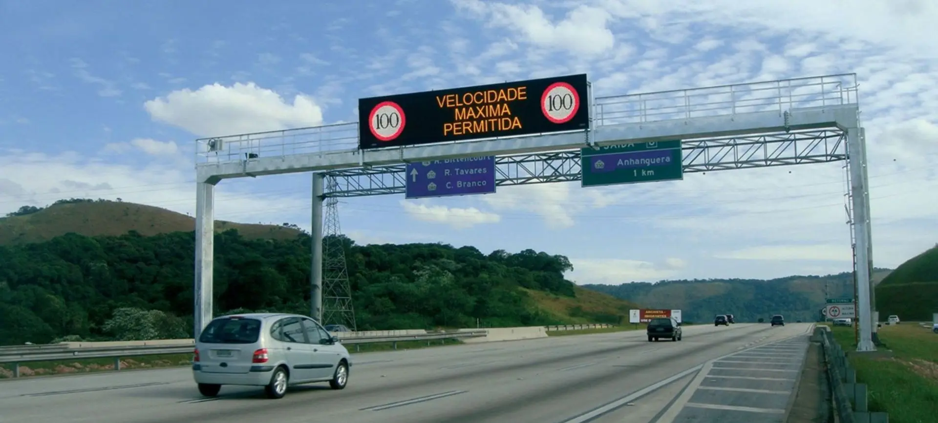 Panel de mensajería variable instalado en autopista