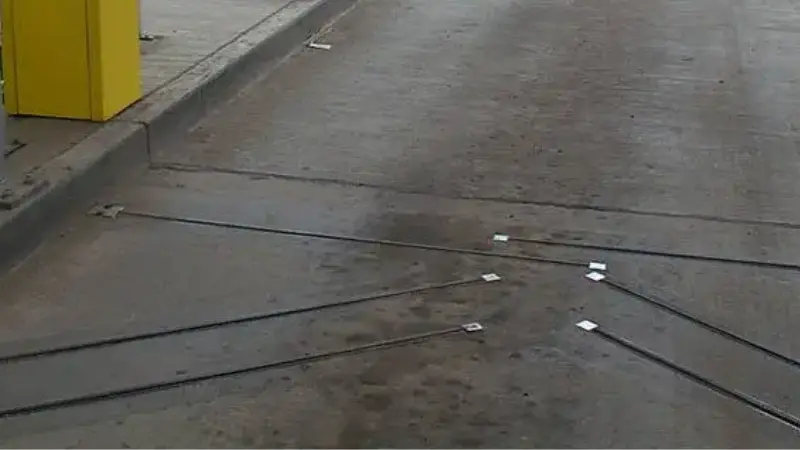 Pisones de peaje en Chile y Perú instalados en carril de clasificación vehicular
